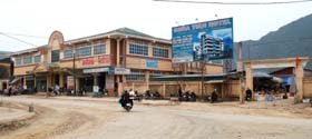 Chợ Chi Nê là trung tâm đầu mối giao lưu hàng hoá tạo đà cho phát triển kinh tế của huyện Lạc Thủy.